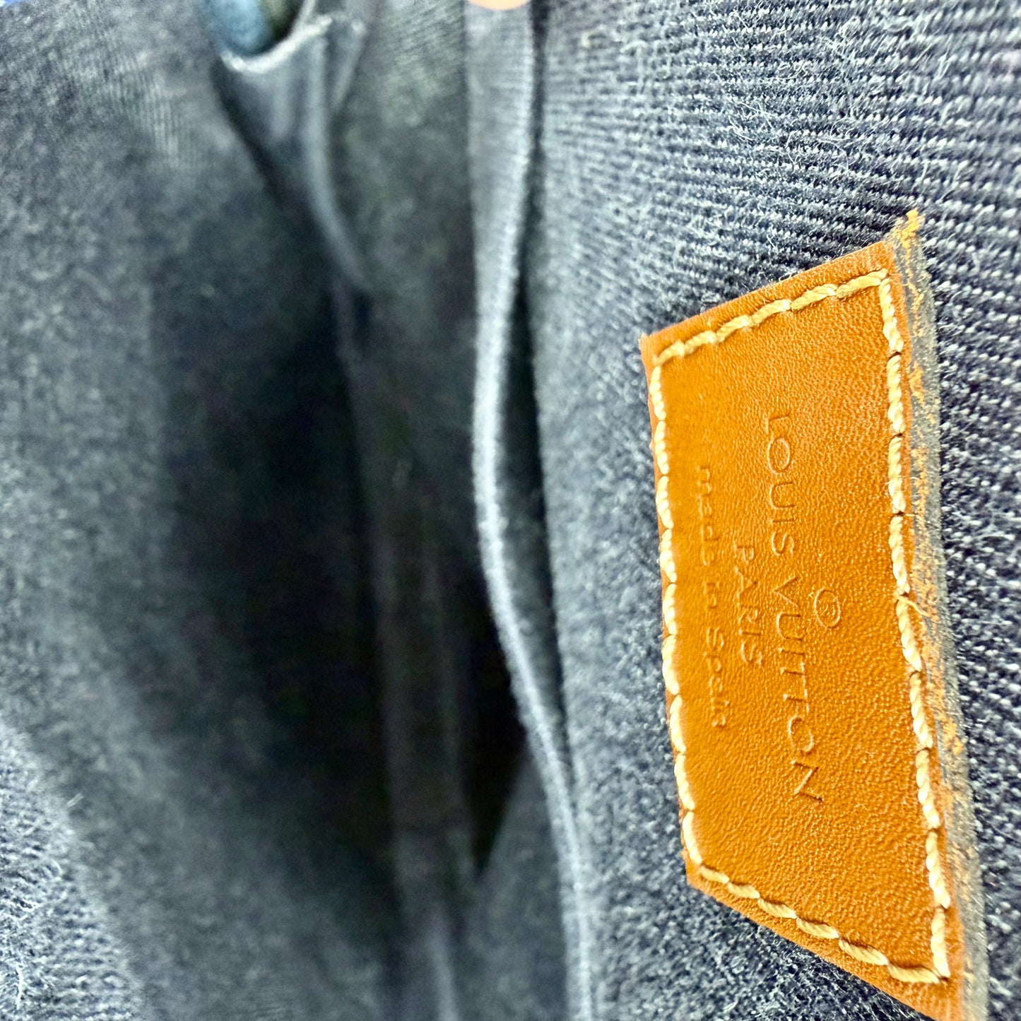 Louis Vuitton Avenue Sling Body Bag