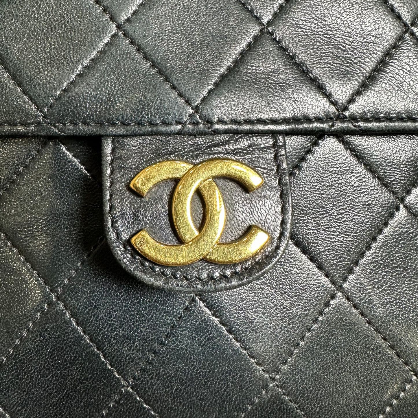CHANEL Black quilted single flap Crossbody / Shoulder bag