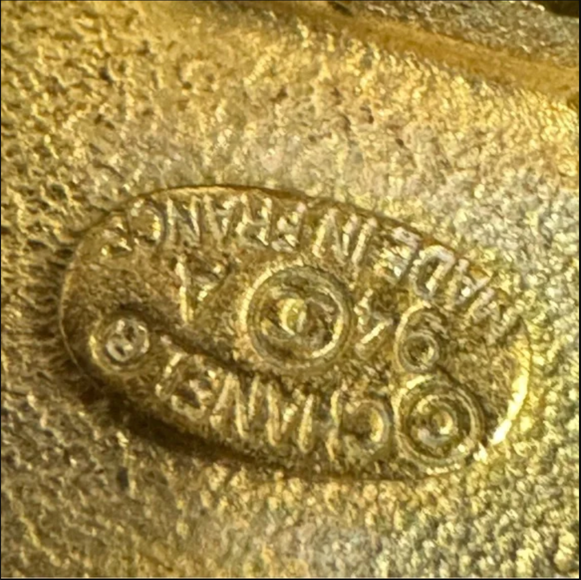 CHANEL earrings. Gold toned. Clip on.