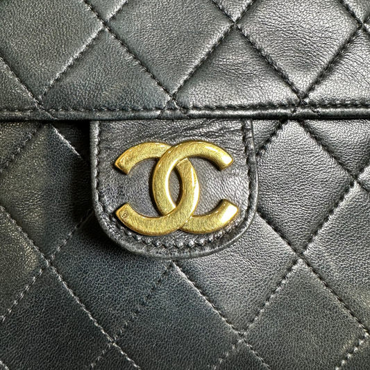 CHANEL Black quilted single flap Crossbody / Shoulder bag