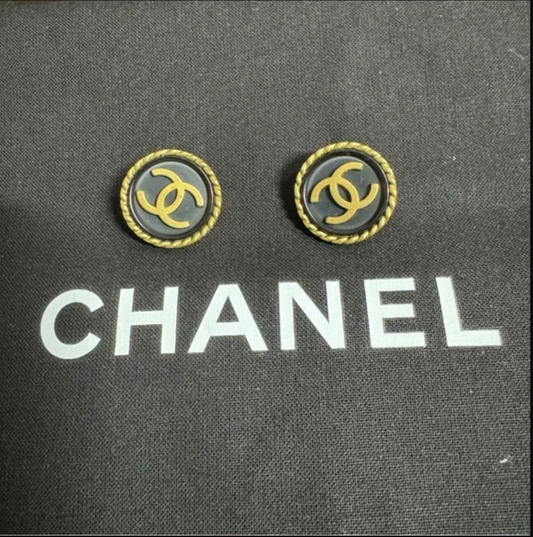 CHANEL earrings. Gold toned. Clip on.