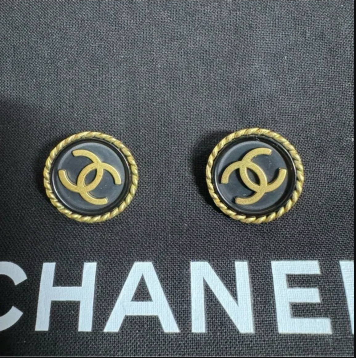 CHANEL earrings. Gold toned. Clip on.