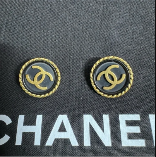 CHANEL earrings. Gold toned. Clip on.