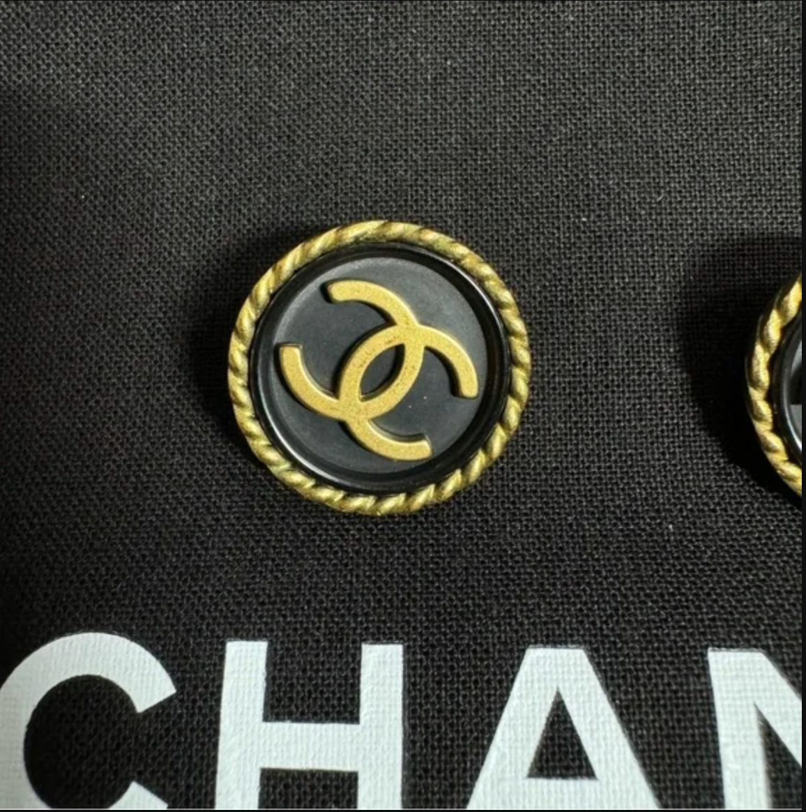 CHANEL earrings. Gold toned. Clip on.