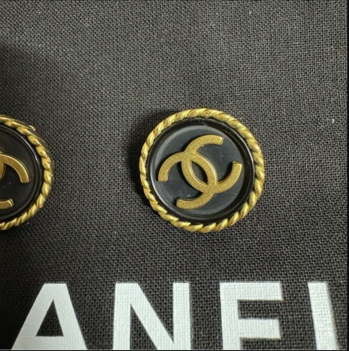 CHANEL earrings. Gold toned. Clip on.