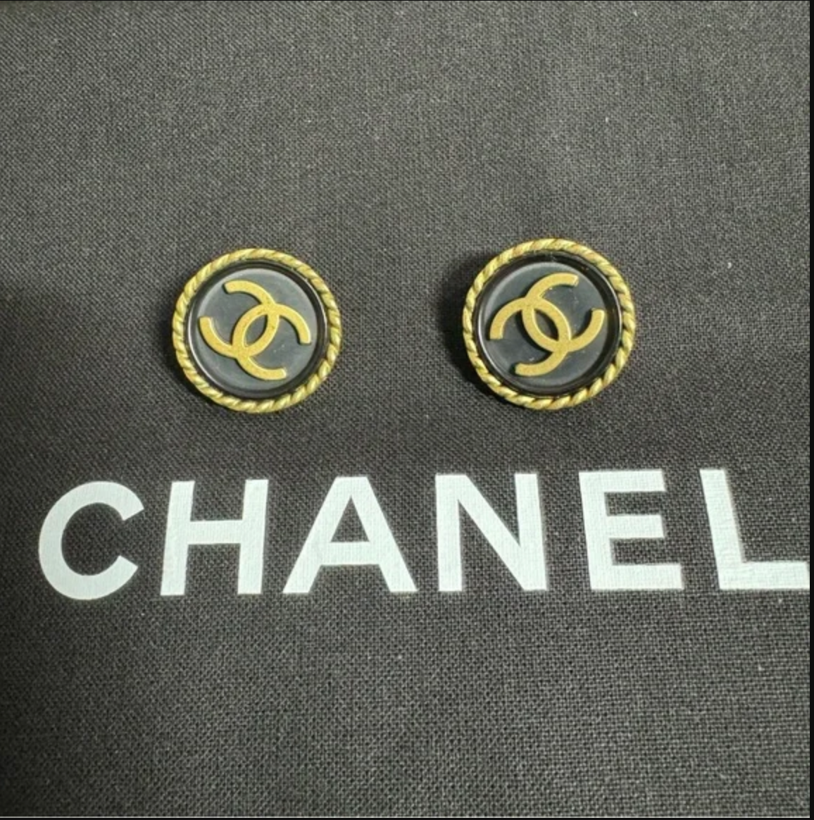 CHANEL earrings. Gold toned. Clip on.