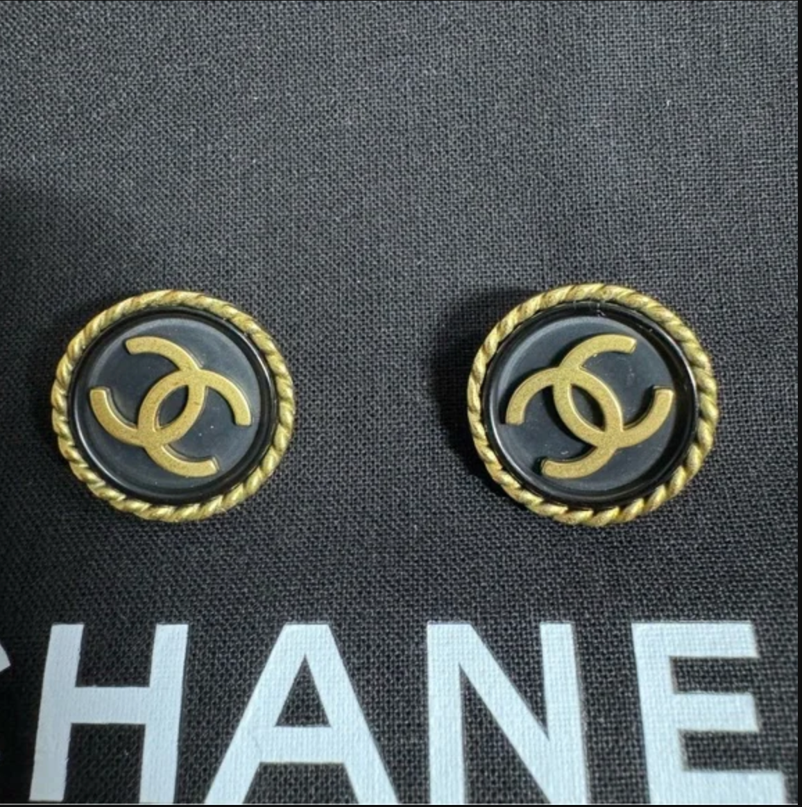 CHANEL earrings. Gold toned. Clip on.