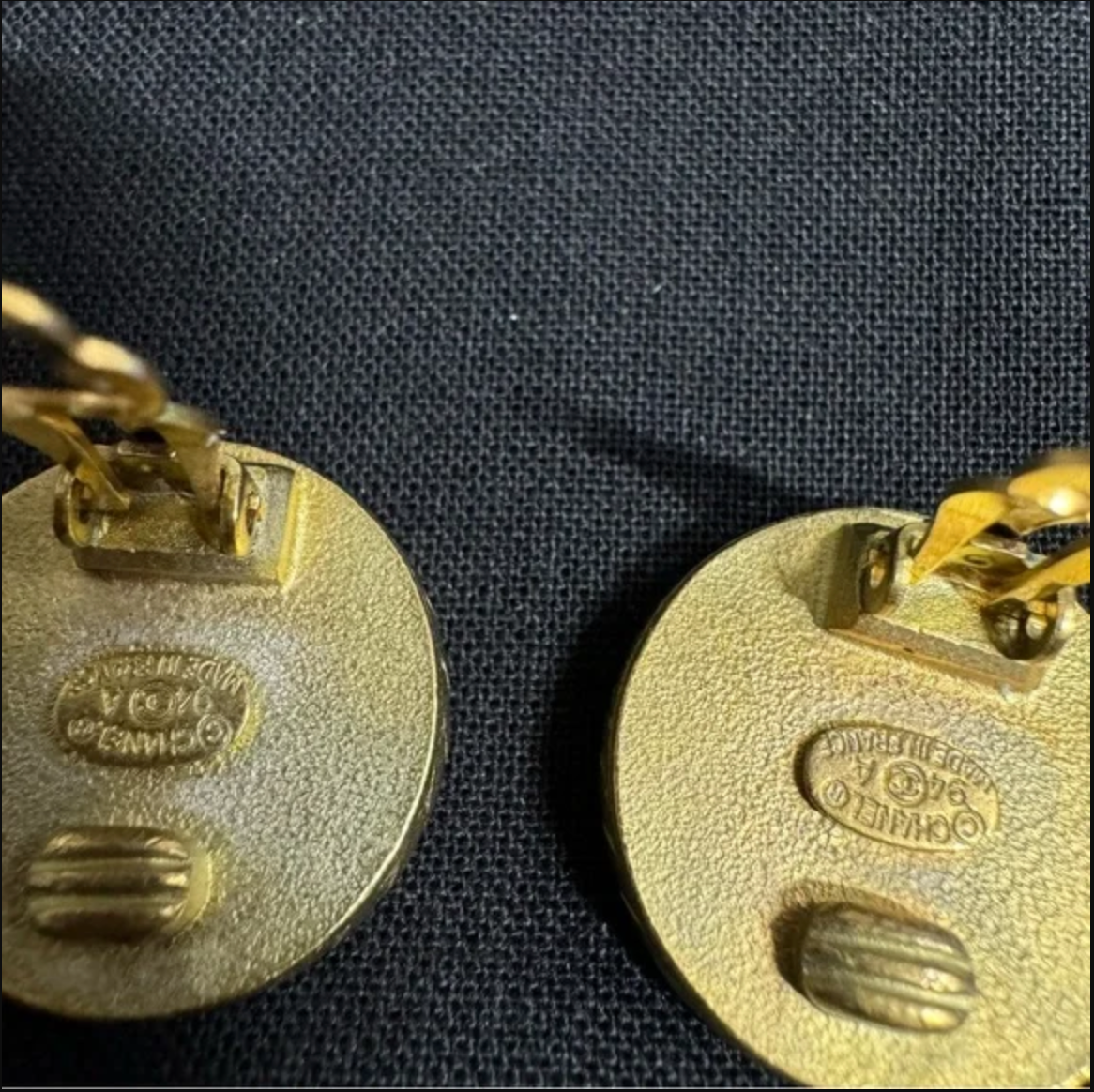 CHANEL earrings. Gold toned. Clip on.