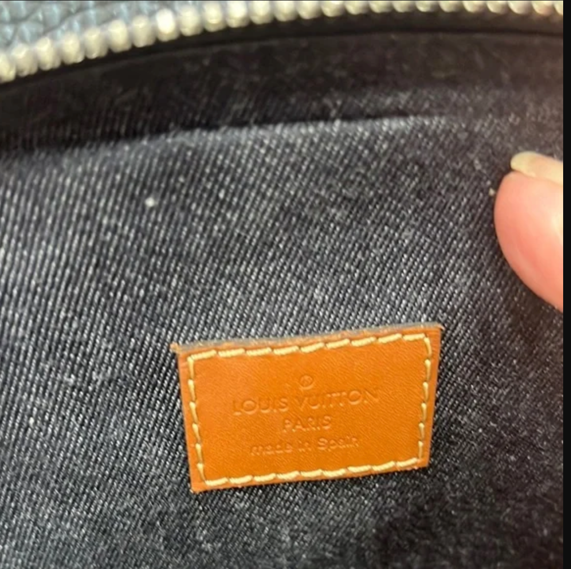 Louis Vuitton Avenue Sling  Body Bag