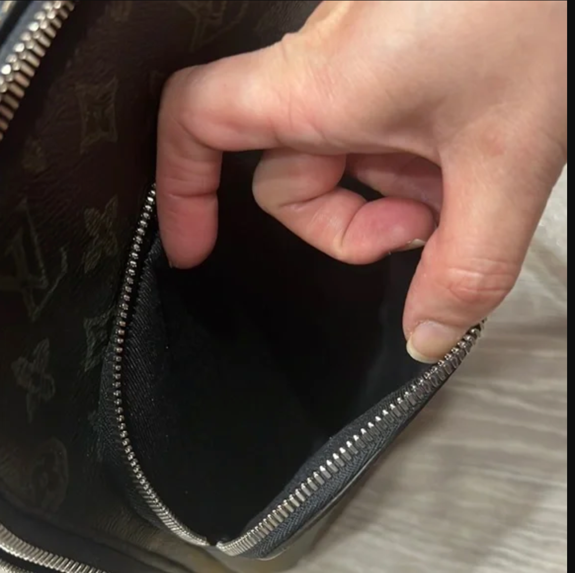 Louis Vuitton Avenue Sling  Body Bag