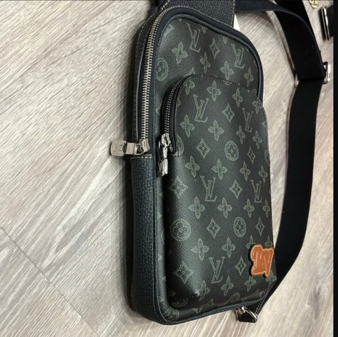 Louis Vuitton Avenue Sling  Body Bag