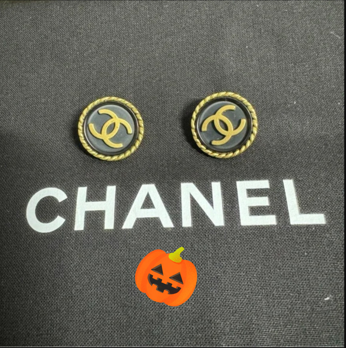 CHANEL earrings. Gold toned. Clip on.
