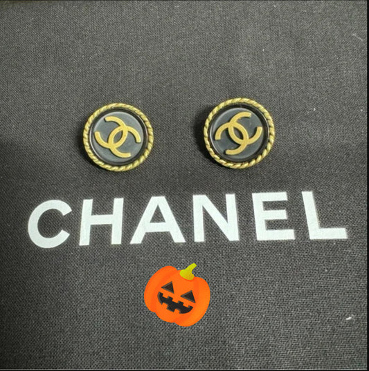 CHANEL earrings. Gold toned. Clip on.